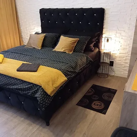 Black Diamond Lux Apartment